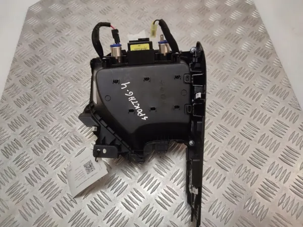 USB-uttag KIA Sportage 2018 OEM 84681F1000 image 6