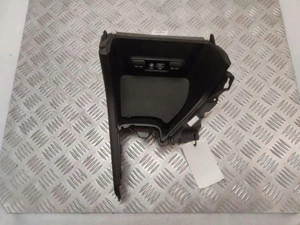 USB-uttag KIA Sportage 2018 OEM 84681F1000 image 7