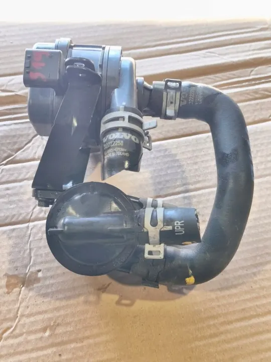 Volvo OEM 32249706 apuvesipumppu - Käytetty image 2