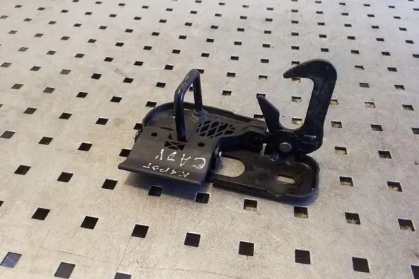 Säkerhetsfäste VW CADDY II VARIANT 1T0823480A image 3