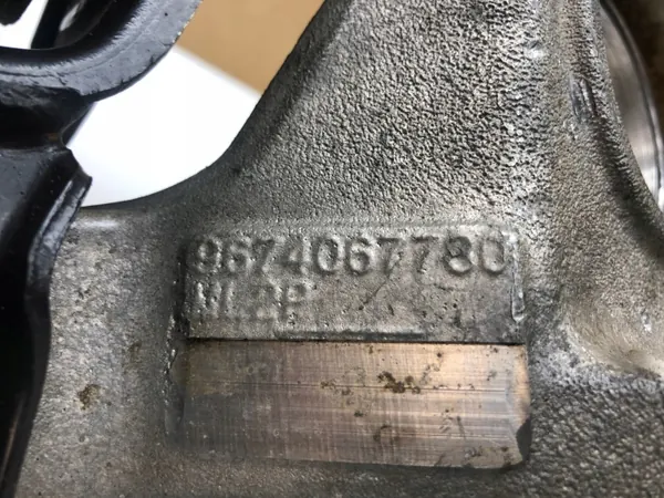 OEM 9674067780 vetoakselin tuki käytetty image 3
