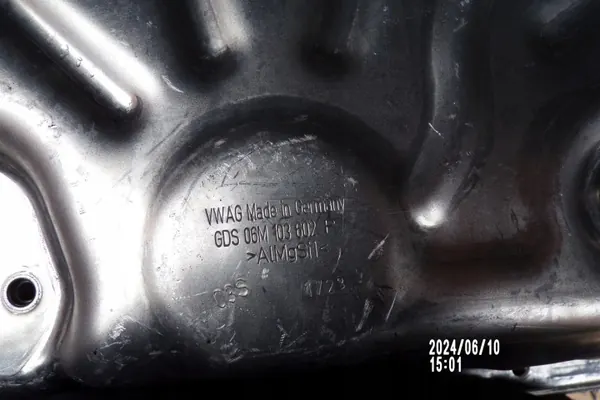 Cárter de óleo Audi A4 8W OEM 06M103602P - Usado image 3