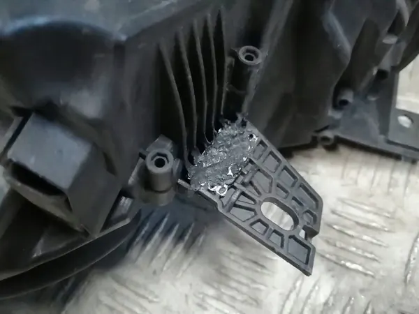 Oikea Etuvalo Renault Captur I 260104476R image 6