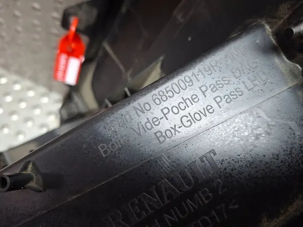 Gebruikt handschoenenkastje OEM S26301327 voor Dacia Sandero III image 4