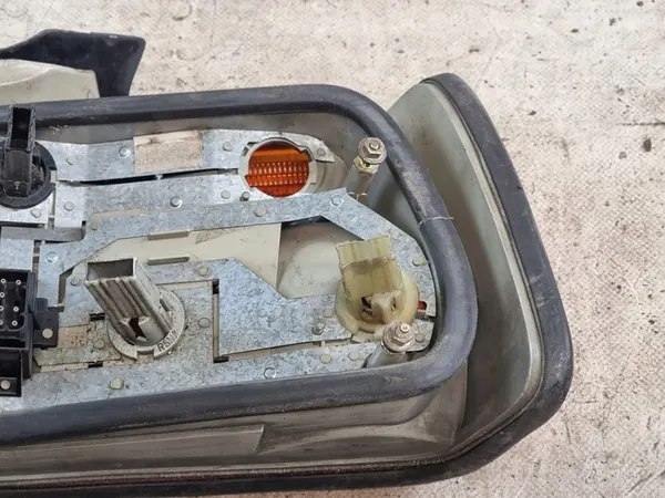 Luz trasera izquierda BMW E36 Sedan image 10