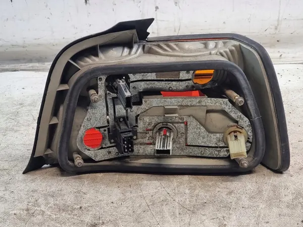 Luz trasera izquierda BMW E36 Sedan image 3