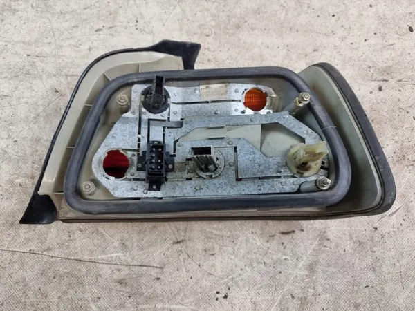 Luz trasera izquierda BMW E36 Sedan image 9