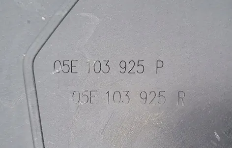 Volkswagen OE Moottorin Suojus 05E103925P 05E103925R image 2