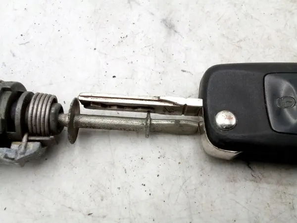 VW Touran dörrlåsinsats OEM 1T0837167B image 4