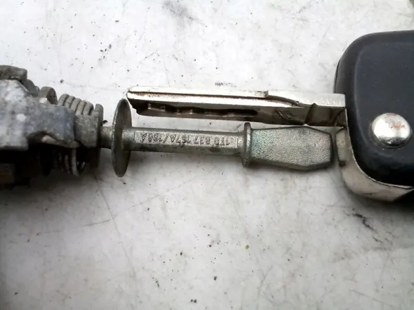 VW Touran dörrlåsinsats OEM 1T0837167B image 5