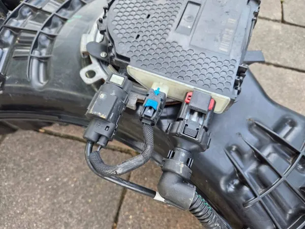 Tanque AdBlue completo OEM 172A21630R para Renault Clio V image 6
