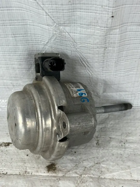 Soporte Motor Porsche OEM 99137505908 - Usado image 3