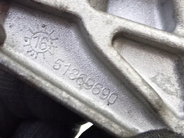 OEM 51869690 Halvaxelsstödbock Begagnad image 4