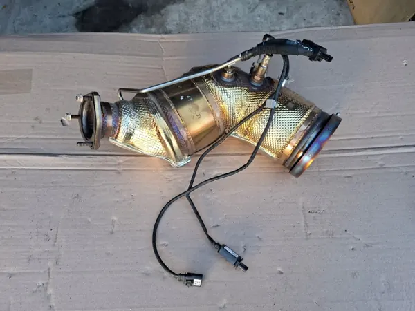 Catalyseur Gauche Audi RS6 OEM 4N0131765F image 2
