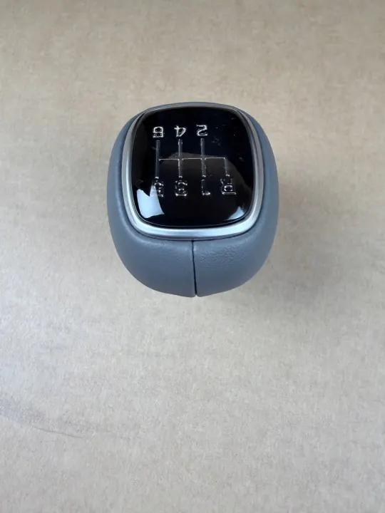 Pomo de mudanças couro cinza OEM 43711D3010TRY - Usado image 3