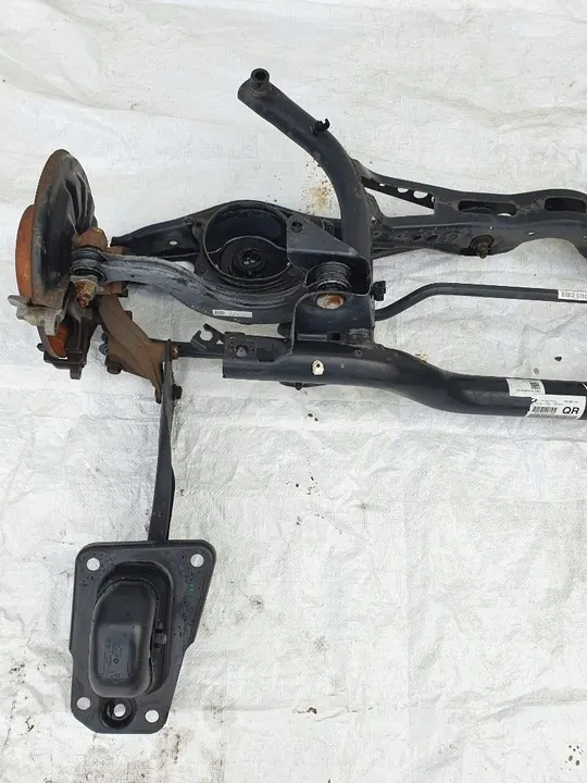 A3 8V Q3 8U T-ROC GOLF OCTAVIA LEON Trave di Sospensione Posteriore image 2