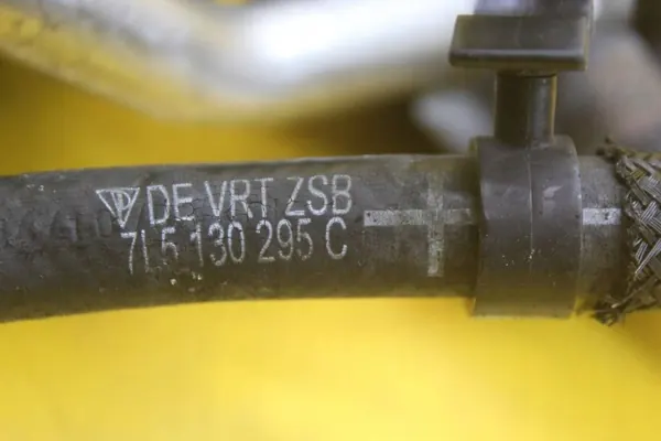 Porsche OE Einspritzschiene 94811011302 Gebraucht image 3