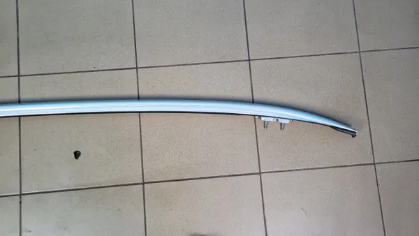 Rail de toit droit Mercedes W206 OEM A2068900200 image 10