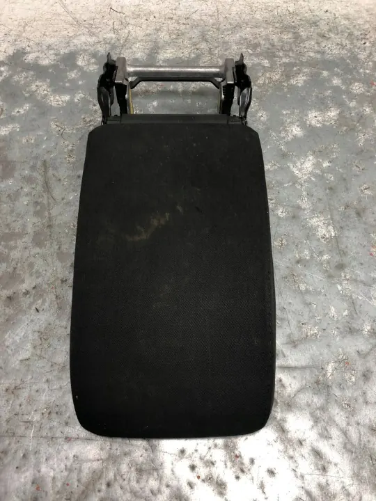 Accoudoir velours usagé OEM APU27004 VW Golf VI image 2