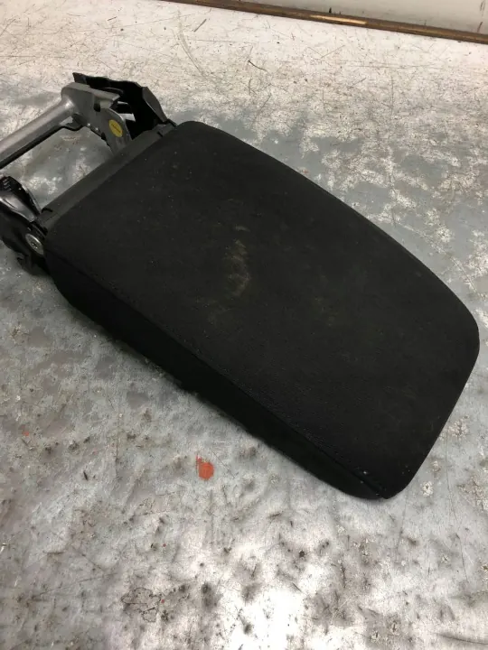 Accoudoir velours usagé OEM APU27004 VW Golf VI image 3