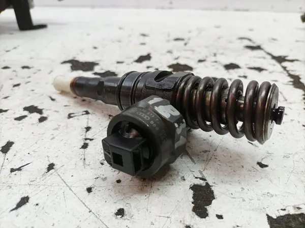 POMPOWTRYSKIWACZ VW Golf IV 1.9 TDI OEM 038130073F image 3