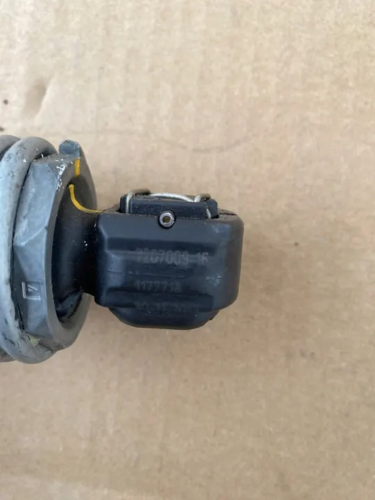 BMW 5 F10 Baklucka Lyftstöd Vänster OEM 7207009 image 3