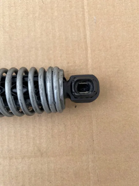 BMW 5 F10 Baklucka Lyftstöd Vänster OEM 7207009 image 5