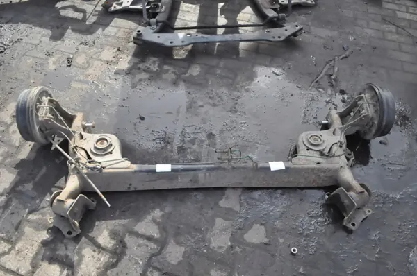 Dacia Duster I Achteras Balk OEM 422220 image 2