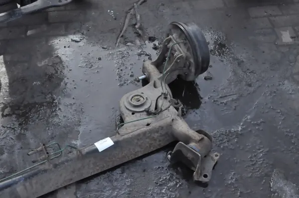 Dacia Duster I Achteras Balk OEM 422220 image 4