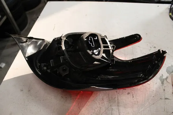 PEUGEOT 208 I Lámpara Trasera Derecha 9825601180 image 2