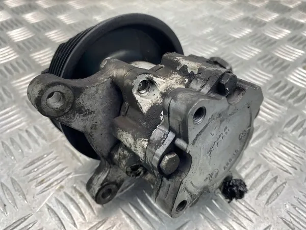 Servostyrningspump Mercedes E300 CDI W211 A0054660301 image 4