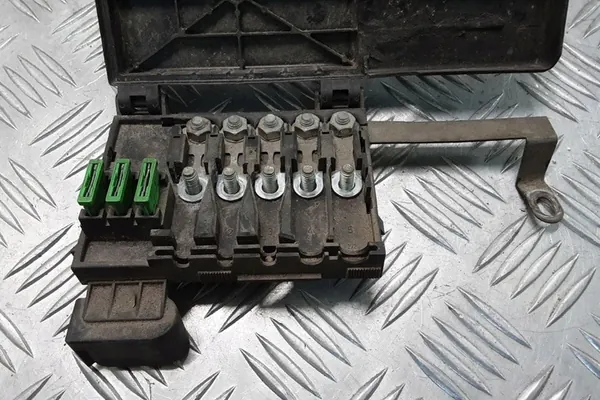 Caixa de fusíveis VW GOLF IV 1.9L Diesel 1999 image 3