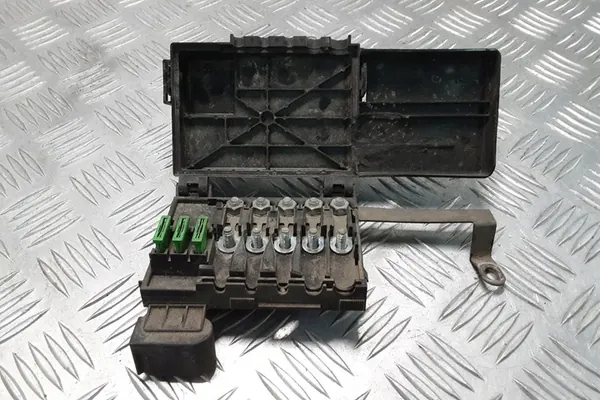 Caixa de fusíveis VW GOLF IV 1.9L Diesel 1999 image 4