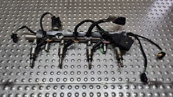 Kraftstoffrail Einspritzdüsen Audi A4 A5 A6 1.8 2.0 TFSI 06K133317C image 2