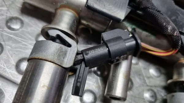 Kraftstoffrail Einspritzdüsen Audi A4 A5 A6 1.8 2.0 TFSI 06K133317C image 4