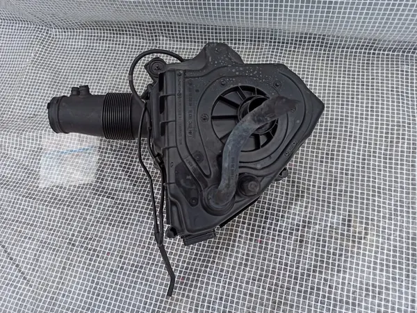 AUDI A8 D3 S8 5.2 FSI V10 Ilmansuodattimen Kotelo 4E0129620D image 3