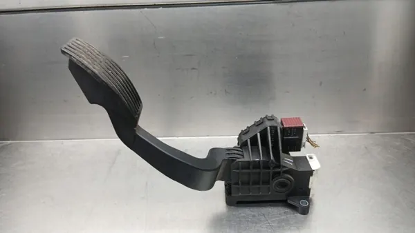 Kaasupotentiometri OEM 13305804 Opel Corsa D:lle image 2