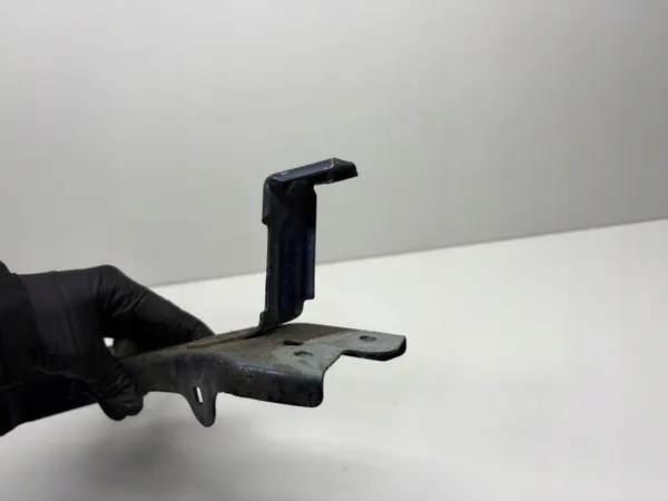 Support de garde-boue Audi A3 S3 8V droit avant OEM 8V0821167A image 3