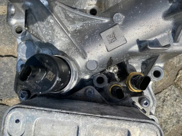 Mercedes Oljefilterbas OEM 6541800265 - Begagnad image 3