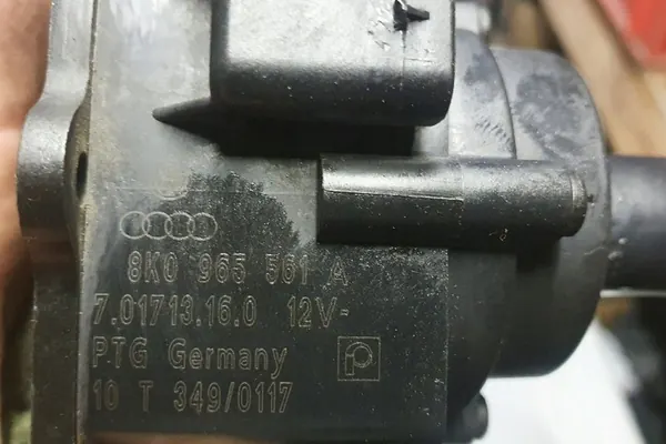 Vattenpump AUDI A5 2.0L Diesel 2010 OEM 8K0965561A image 2