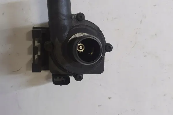 Vattenpump AUDI A5 2.0L Diesel 2010 OEM 8K0965561A image 3