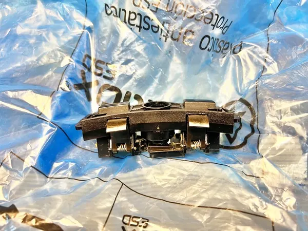 Mecanismo de bloqueio do armazenamento central BMW E65 image 2