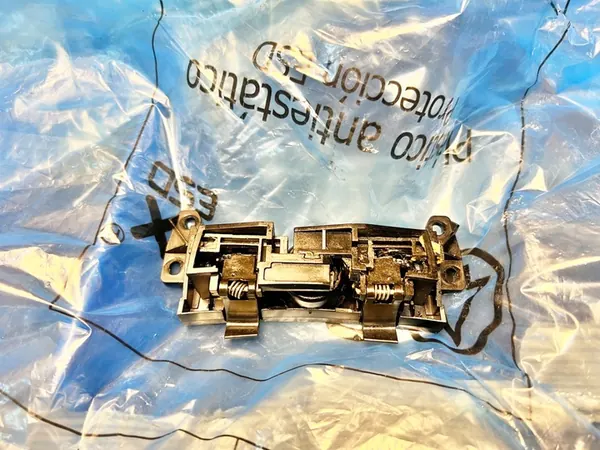 Mecanismo de bloqueio do armazenamento central BMW E65 image 3