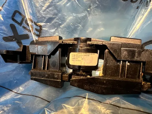 Mecanismo de bloqueio do armazenamento central BMW E65 image 5