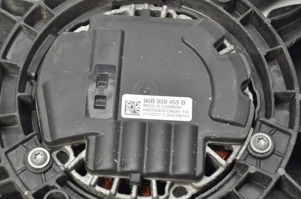 Porsche Macan 3.0 D Kylarrubrik 95B121207A image 7