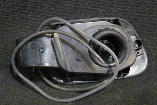 Tapa Depósito Combustible VW Touareg OEM 1K0010497C7P6809857A image 3