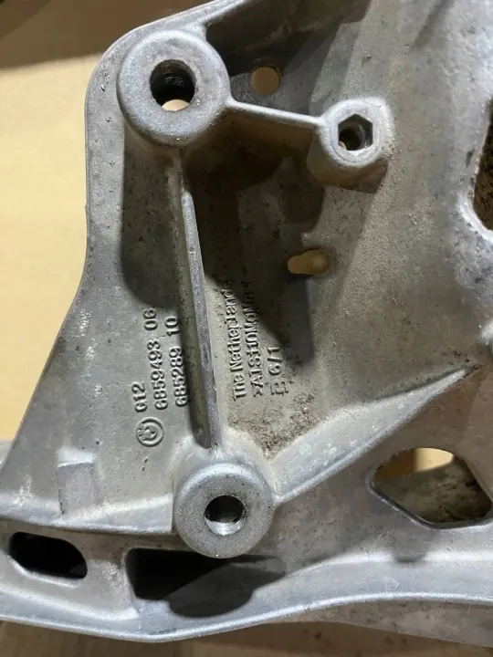 Etuakselikannatin BMW G30 G31 G11 G12 OEM 6862471 image 5
