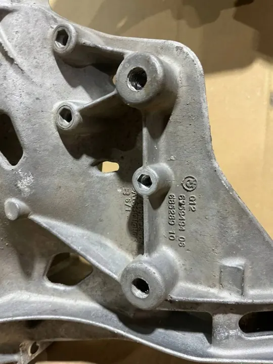 Etuakselikannatin BMW G30 G31 G11 G12 OEM 6862471 image 6