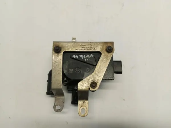Porsche Taycan 4S Wasserventil OEM 9j1963375 - Gebraucht image 3