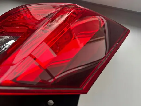 Luz trasera LED izquierda Honda Civic X Sedan 2016-2019 OEM image 9